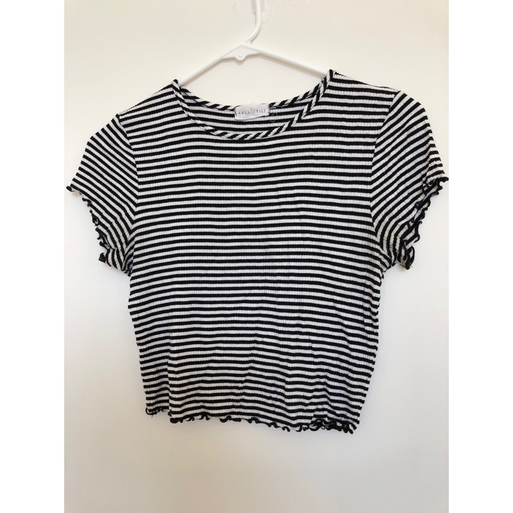 TILLY’S black & white striped fitted crop top 🖤